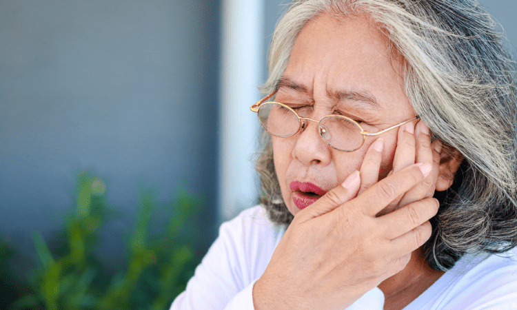 Understanding when to consult a dentist is crucial, as jaw pain can indicate a minor issue or a serious underlying condition.